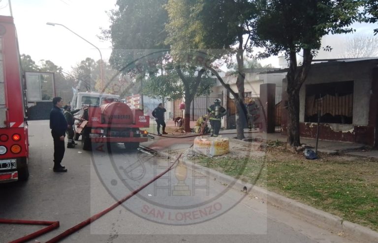 En Puerto se incendió una casa que había sido allanada semanas antes. Dos adolescentes rescatados.