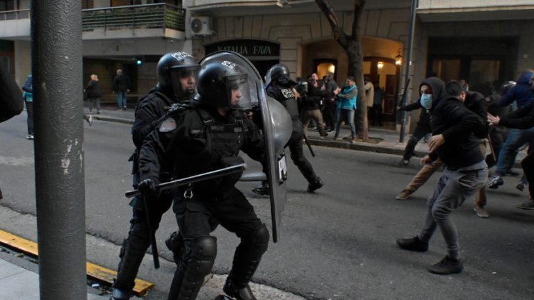 Volencia Policial: Larreta reprimió a manifestantes frente al domicilio de Cristina Volencia Policial: Larreta reprimió a manifestantes frente al domicilio de Cristina