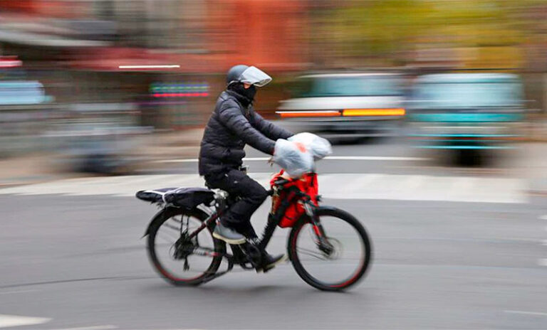 El Parlamento Europeo aprobó que los trabajadores de plataformas deberán ser reconocidos como empleados El Parlamento Europeo aprobó que los trabajadores de plataformas deberán ser reconocidos como empleados