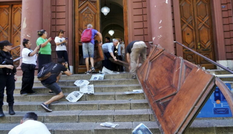 Los portuarios coparon el Concejo y la Municipalidad: hubo amenazas y destrozos