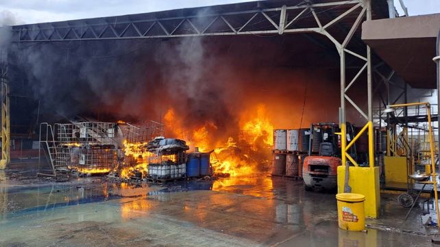 Otro voraz incendio tóxico en Pelco (Ex Termosan)…