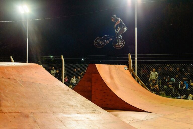 Con un gran encuentro de BMX, se estrenó el Bike Park del Polideportivo Municipal