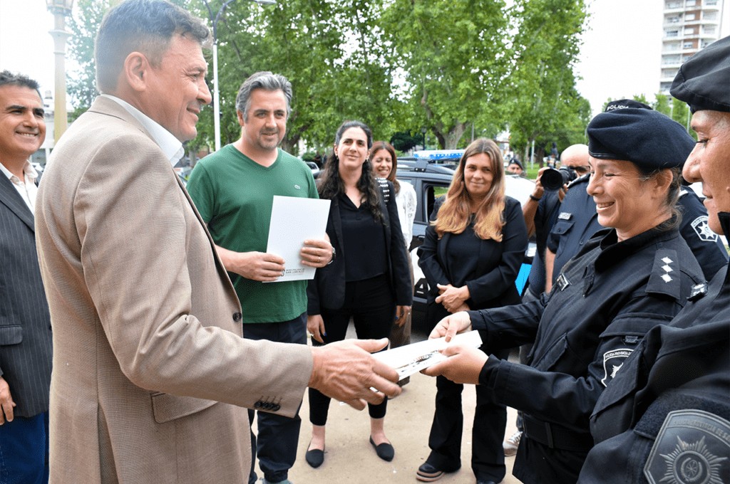 Raimundo entregó un reconocimiento a las agentes policiales que rescataron a un hombre en el río Paraná