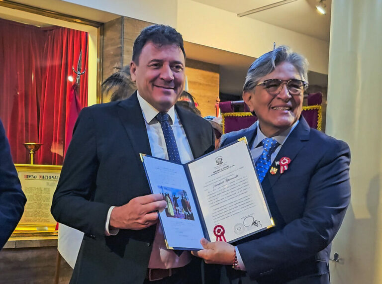 El intendente Raimundo recibió una distinción de la República del Perú