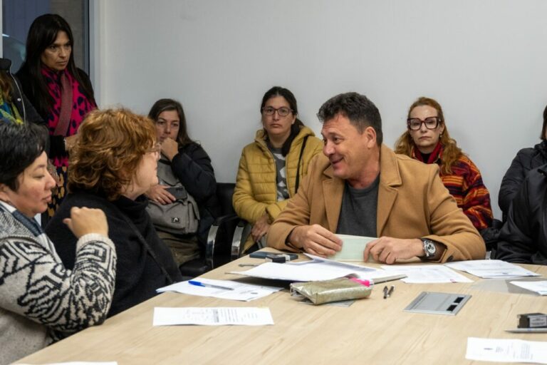 FAE: la Municipalidad de San Lorenzo entregó 90 millones de pesos a escuelas de la ciudad FAE: la Municipalidad de San Lorenzo entregó 90 millones de pesos a escuelas de la ciudad