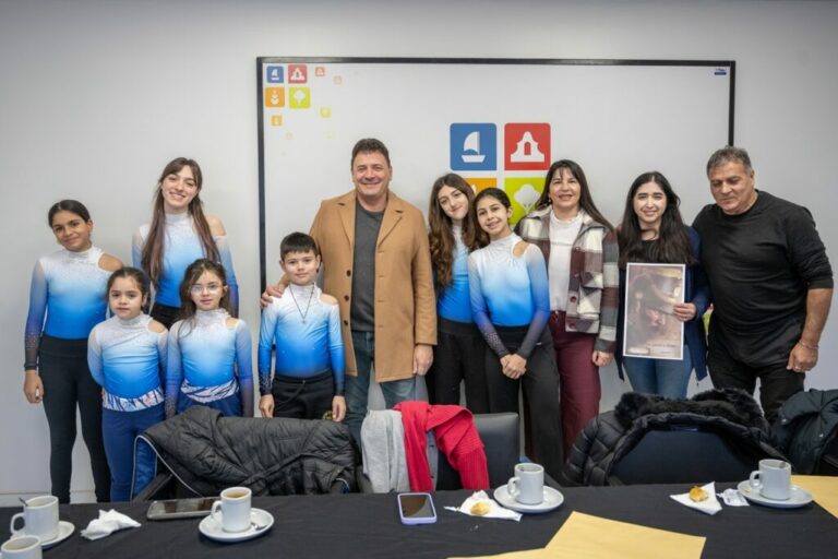 El intendente Raimundo entregó reconocimientos al equipo de Patín Competición, que se destaca a nivel regional El intendente Raimundo entregó reconocimientos al equipo de Patín Competición, que se destaca a nivel regional