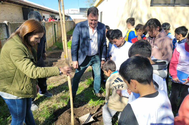 En el marco del Día del Árbol, la Municipalidad planta ejemplares en escuelas de la ciudad En el marco del Día del Árbol, la Municipalidad planta ejemplares en escuelas de la ciudad