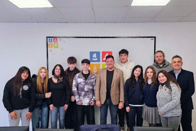 El intendente Raimundo recibió a los autores de los proyectos ganadores del Presupuesto Participativo Joven El intendente Raimundo recibió a los autores de los proyectos ganadores del Presupuesto Participativo Joven