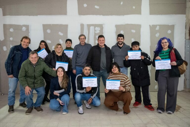 Se capacitaron en curso dictado por la Municipalidad y aplicaron sus conocimientos con una obra en una escuela Se capacitaron en curso dictado por la Municipalidad y aplicaron sus conocimientos con una obra en una escuela