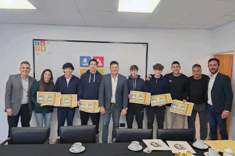 Raimundo entregó un reconocimiento a alumnos del Colegio San Carlos que brillaron en torneo provincial de básquet 3×3 Raimundo entregó un reconocimiento a alumnos del Colegio San Carlos que brillaron en torneo provincial de básquet 3×3