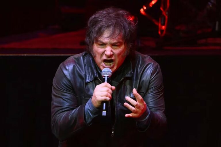 El insólito concierto con el que Milei buscó «recuperar la mística» en medio de los escándalos de corrupción y la crisis económica en Argentina