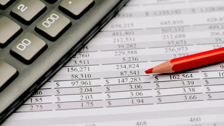 Siete consorcios y un club arden por un millonario desfalco