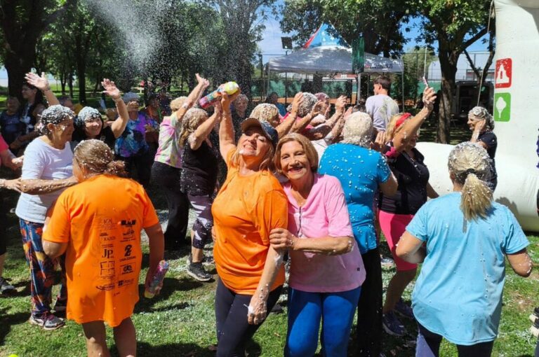 Risas, música y espuma para despedir una temporada inolvidable en la Colonia de Adultos Mayores