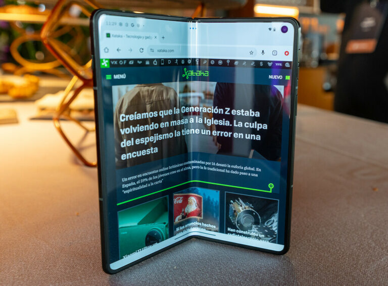 Motorola Razr Fold, primeras impresiones: parecía que los Fold eran territorio de Samsung y Honor. Motorola  ha llegado para reclamar su espacio